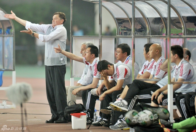 国足惨败卡马乔下课-中泰战1-5惨败