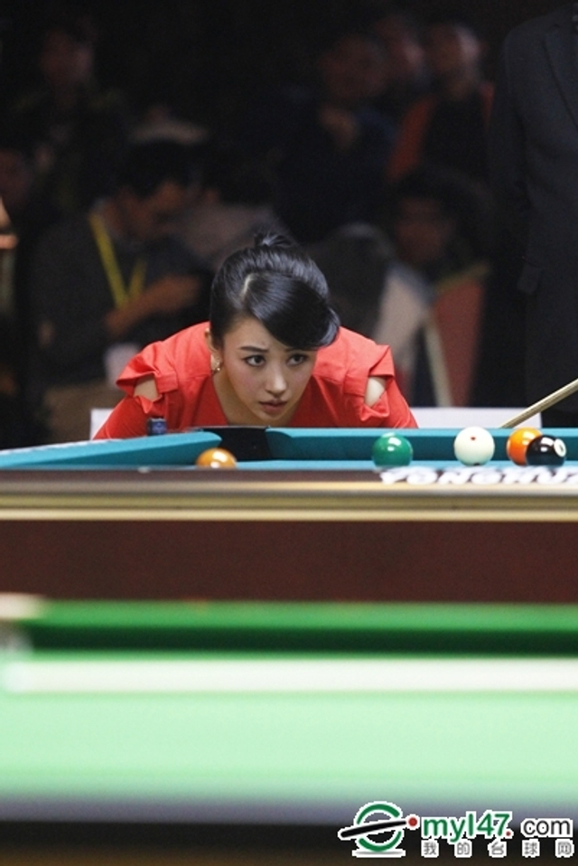 潘晓婷仔细观察位置