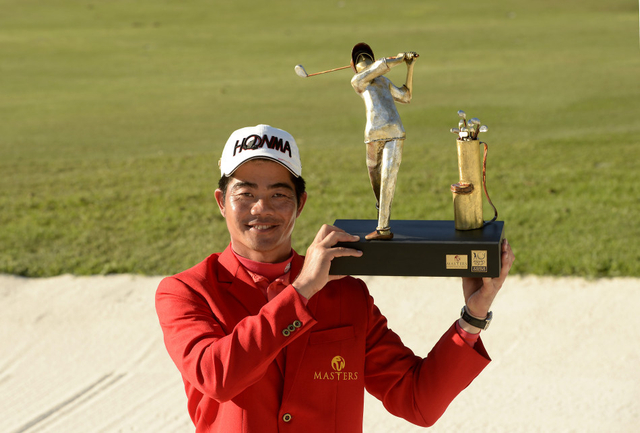 梁文冲捧得冠军奖杯