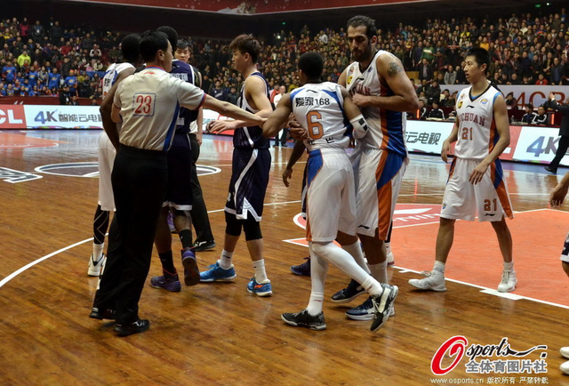 哈达迪拉住菲巴