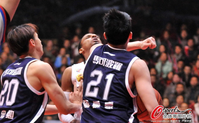 李慕豪肘击菲巴