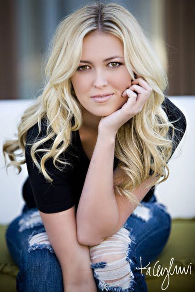  达斯汀未婚妻晒性感照