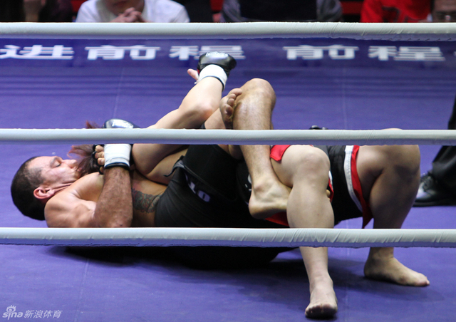 两人在地上缠斗