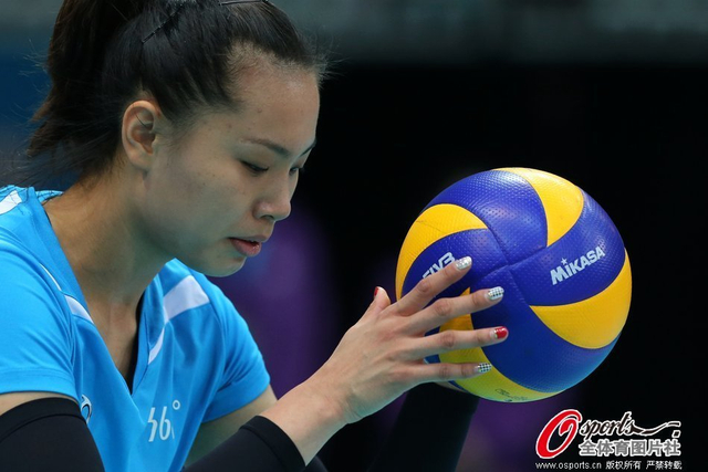 曾春雷准备发球