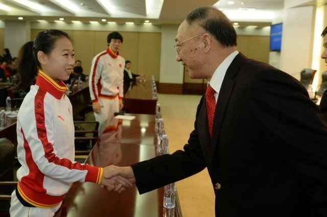 刘鹏鼓励小队员彭程