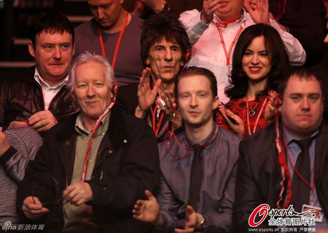 吉米-怀特和罗尼-伍德观战