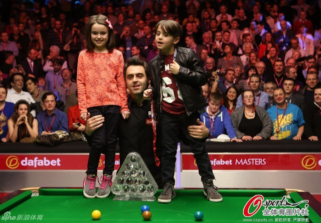 火箭抱着孩子捧杯