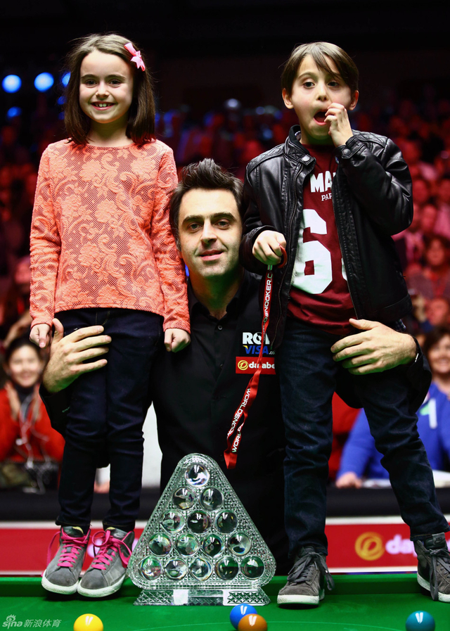 奥沙利文和儿女领奖