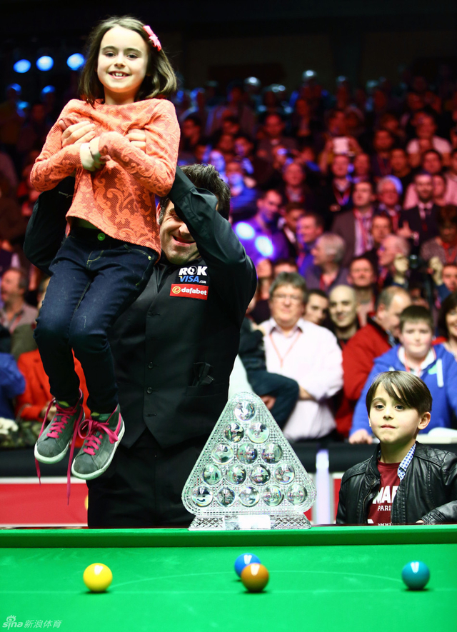 奥沙利文举起女儿