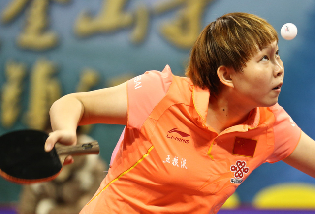 朱雨玲紧盯着球