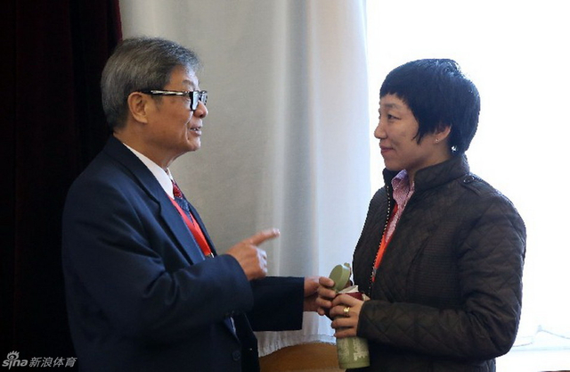 足协副主席容志行（左）与前女足运动员孙雯