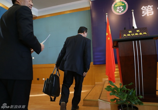 蔡振华（右）走上主席台