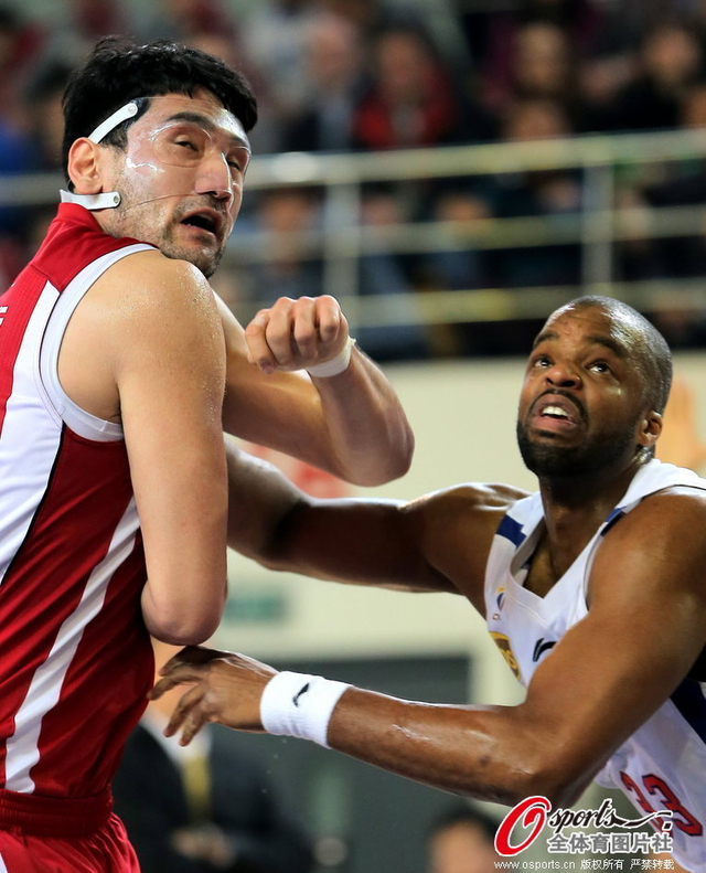 钟诚和威廉姆斯拼抢