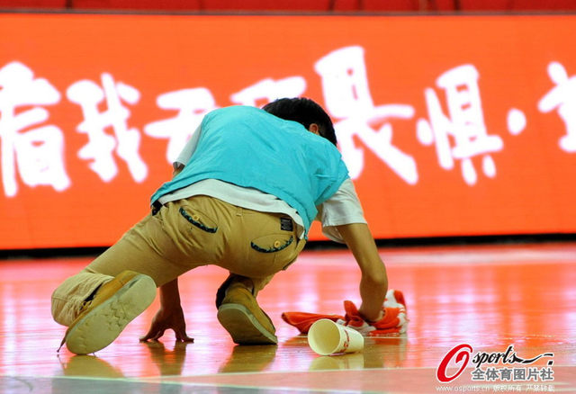 球迷不满判罚抛可乐