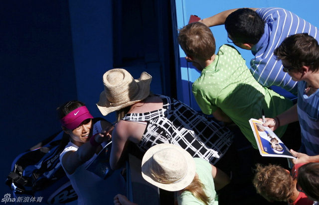 球迷围住李娜