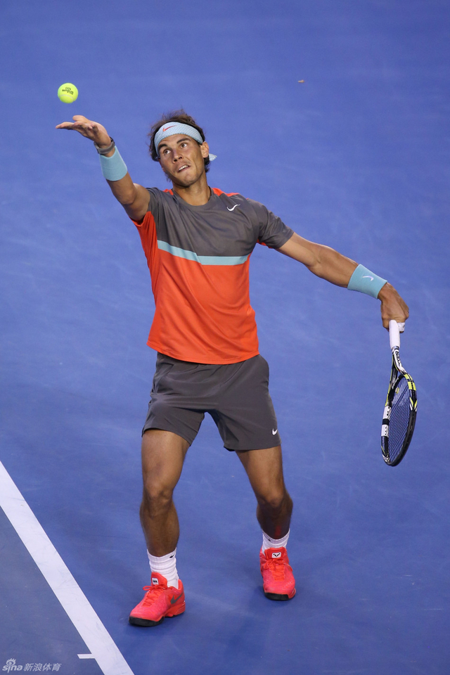 纳达尔大力发球