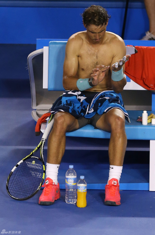 纳达尔赤裸上身
