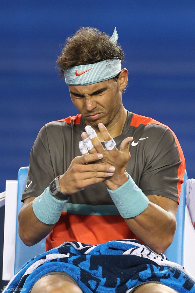纳达尔手指不舒服