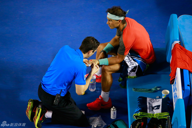 医生检查纳达尔手指