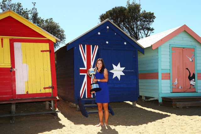 李娜手握澳网奖杯