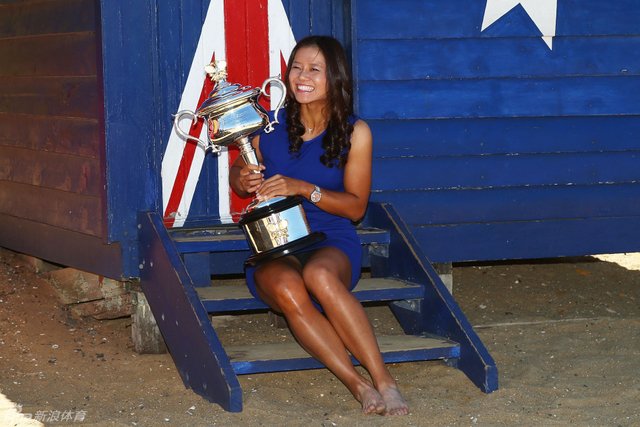 深蓝短裙一展美腿