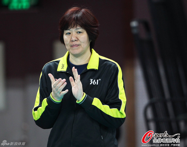 恒大主帅郎平鼓掌