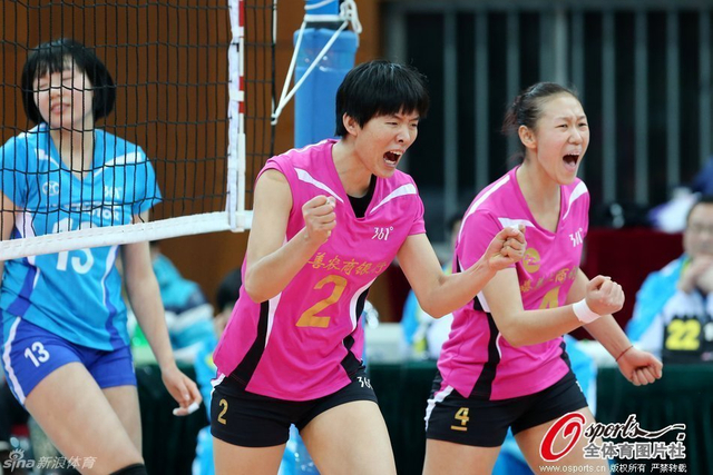 于显芬与王娜双人拦网成功