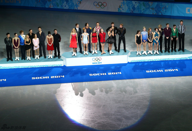 前三名团队登上领奖台