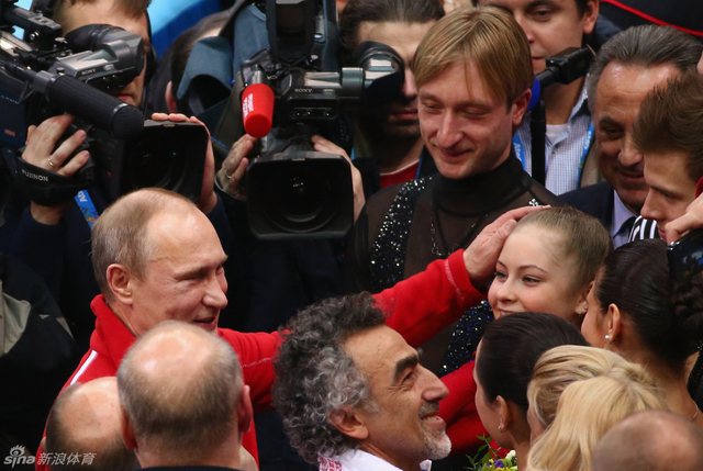 普京抚摸小队员头部以示祝贺