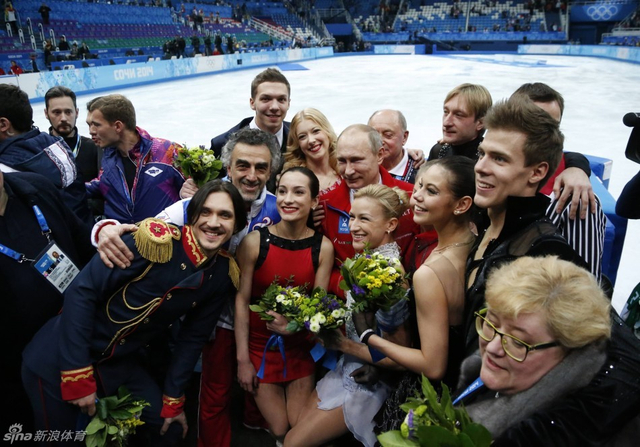 普京与俄罗斯队员合影