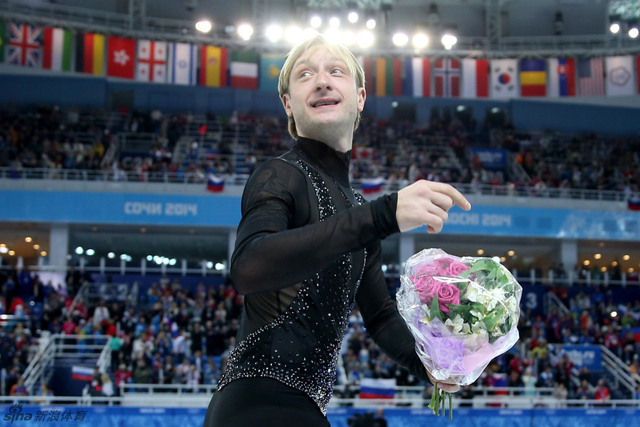 冰王子手持鲜花谢场