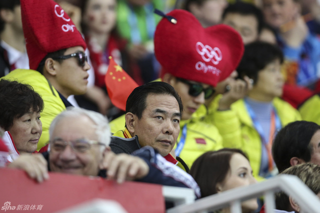 蔡振华全神贯注