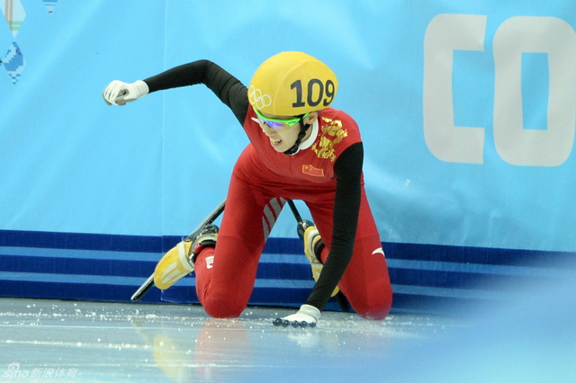 短道500米范可新摔倒