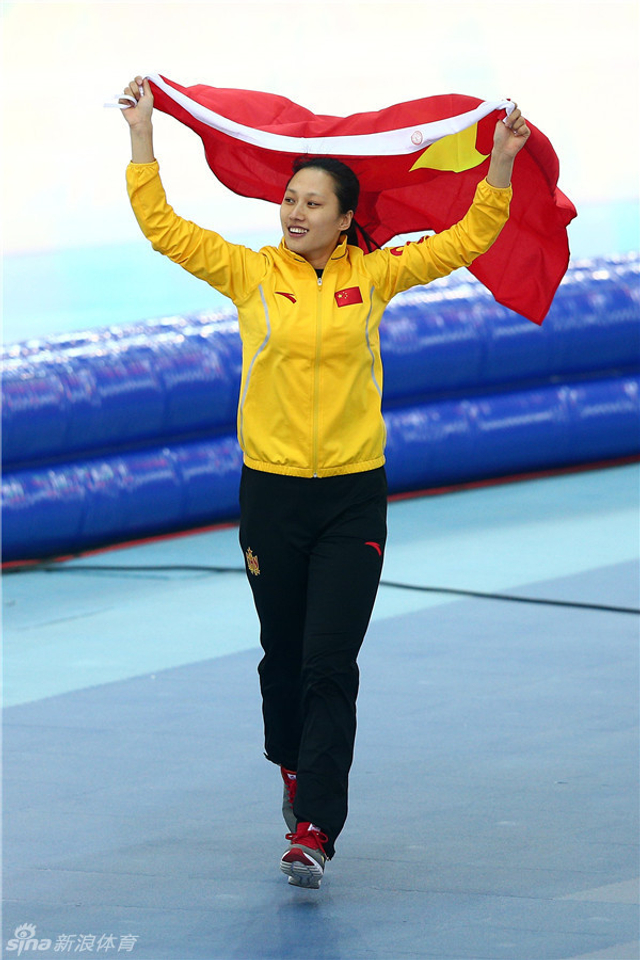 张虹夺冠后绕场