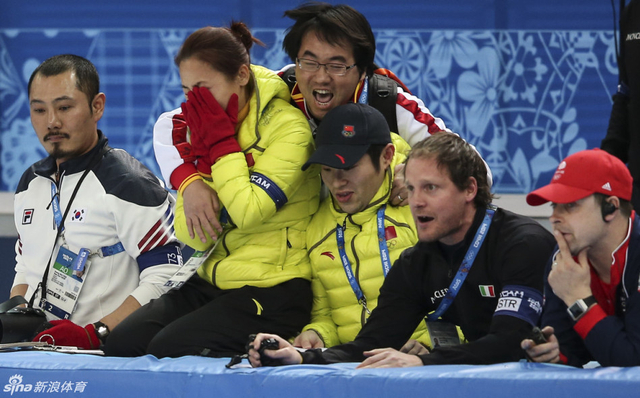 四位教练表情各异