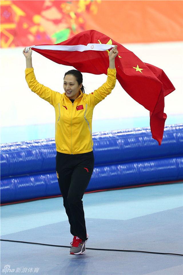 张虹披国旗庆祝夺金