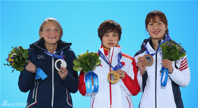 李坚柔领取金牌