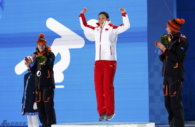 张虹在冠军颁奖台上