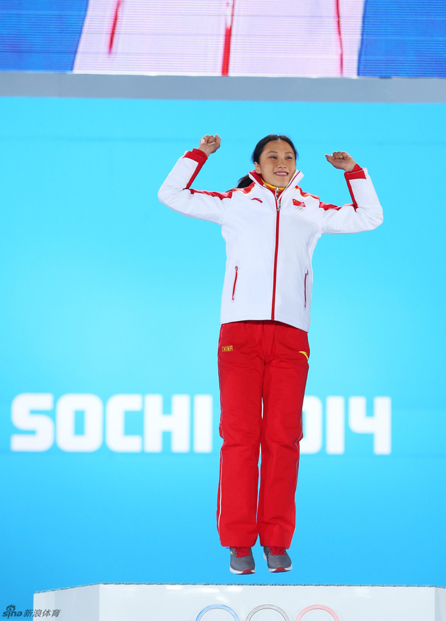 高兴地跳了起来