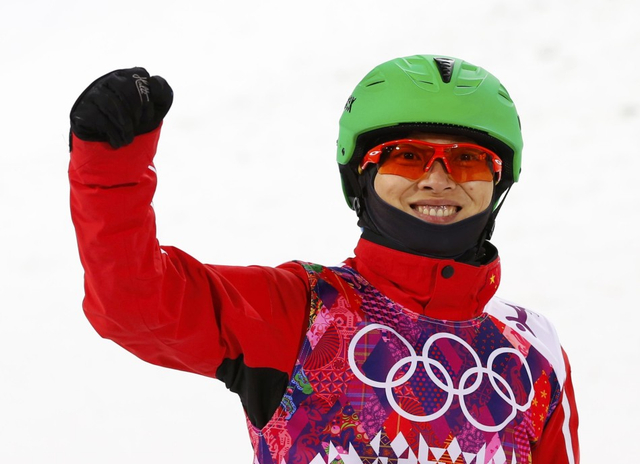 李妮娜挥手致意