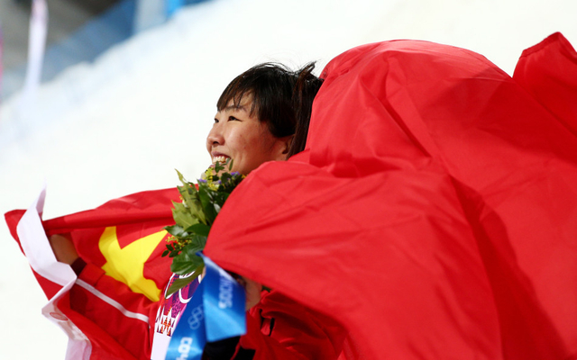 徐梦桃身披五星红旗