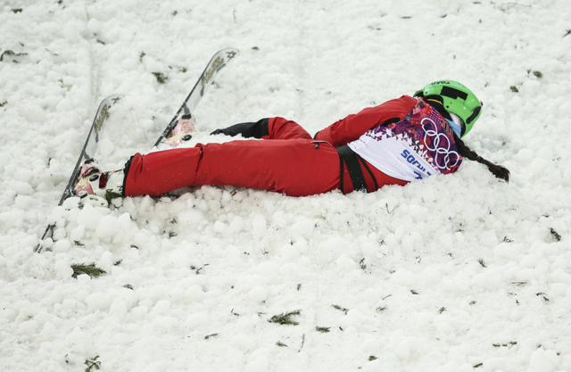李妮娜倒在雪地里