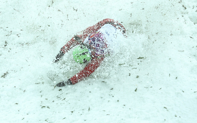 李妮娜摔倒在雪地