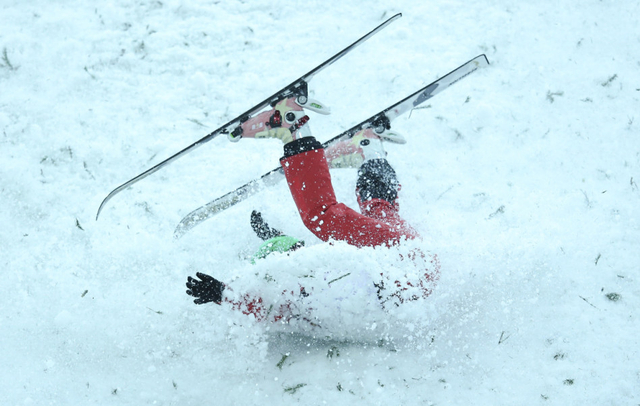 摔倒在地的李妮娜