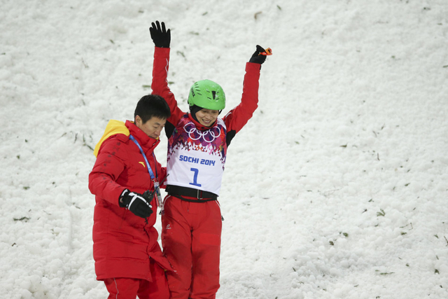 李妮娜举起了双手