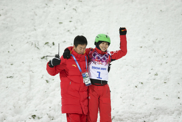 李妮娜挥手致意