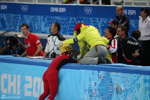 韩国队教练面无表情