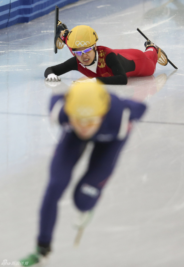 李坚柔被碰撞倒地