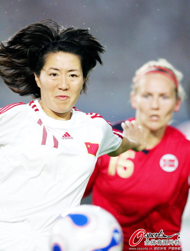 与挪威队古尔布兰德森拼抢