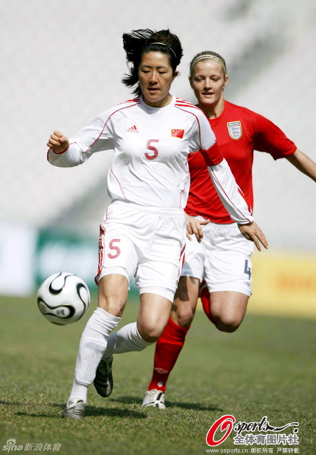 与英格兰队查普曼拼抢